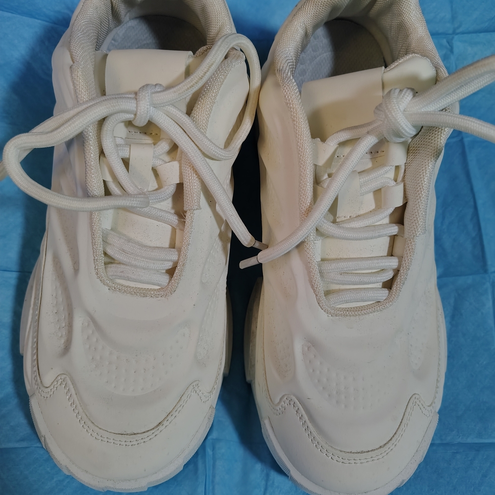 CHUNKY WHITE SNEAKERS  ( NWOT) Mens 9.5,Women's 11